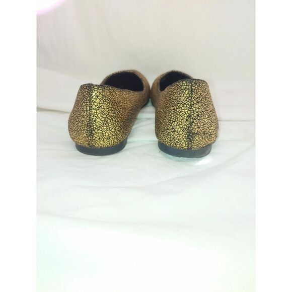 Forever 21 Women's Size 7 Gold/Black Cracked-look Flat Shoes - Picture 3 of 6